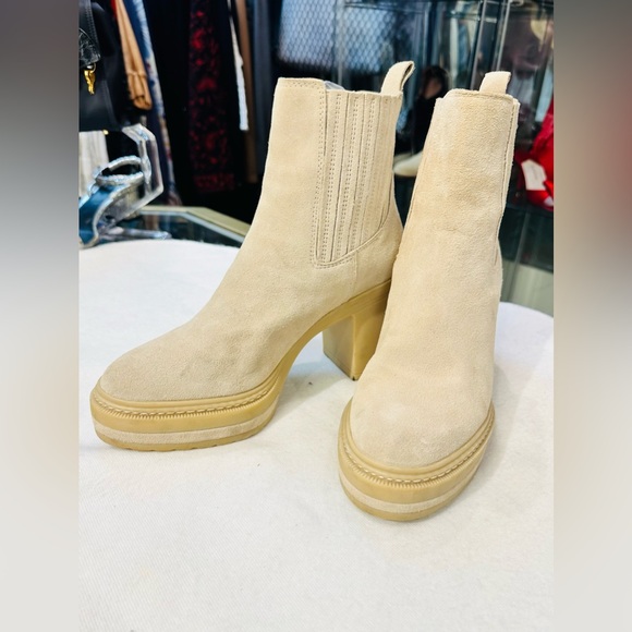 STEVE MADDEN TAN SUEDE BOOTS size 7.5 M - Picture 1 of 9